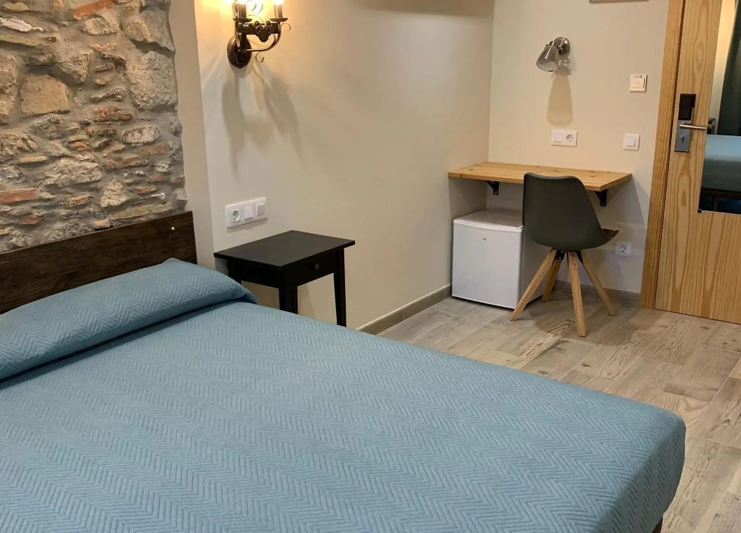 Vendégház Hostal Milana Girona Spanyolország