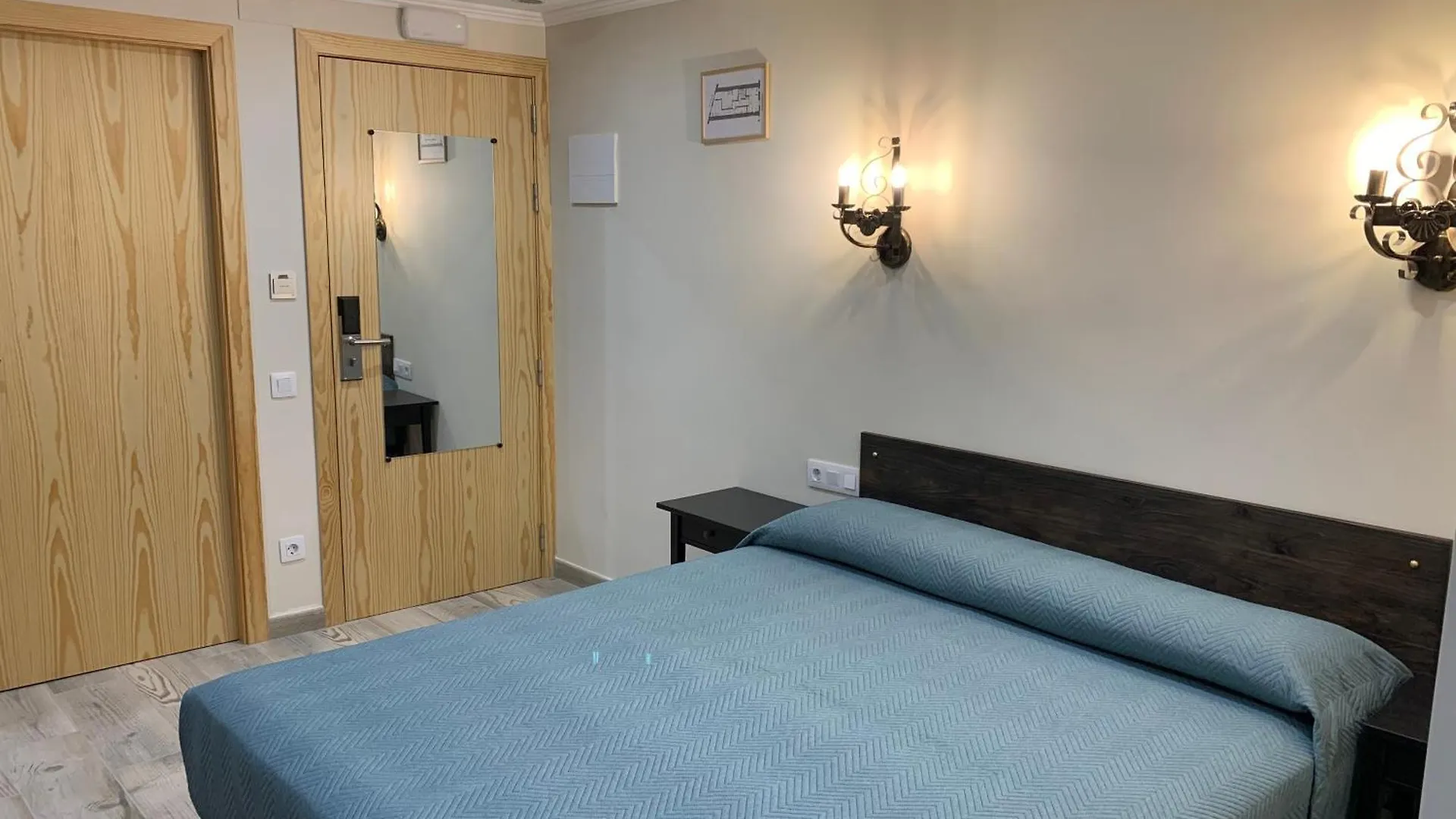 Hostal Milana Girona Guest house