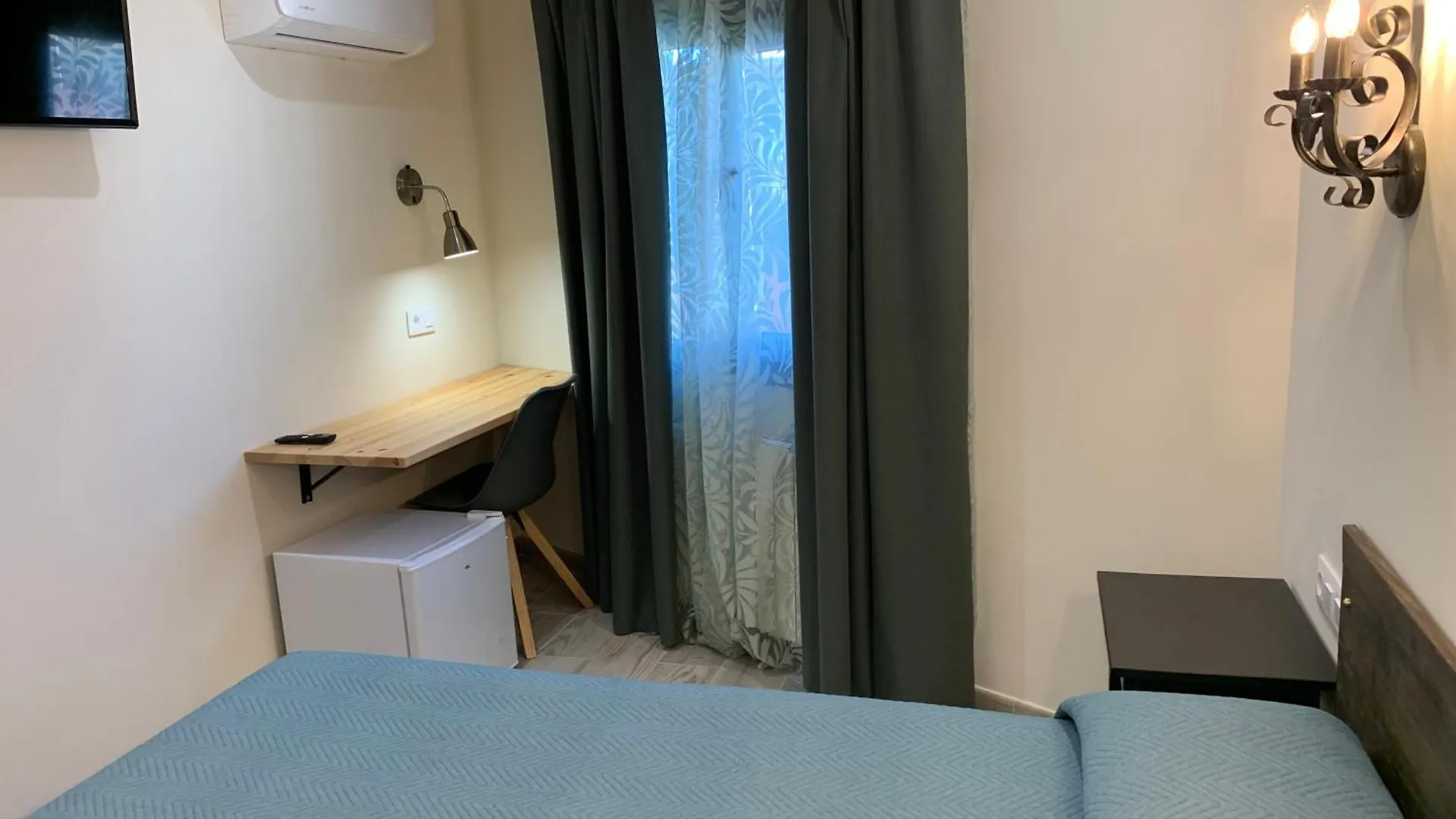 Guest house Hostal Milana Girona Spain