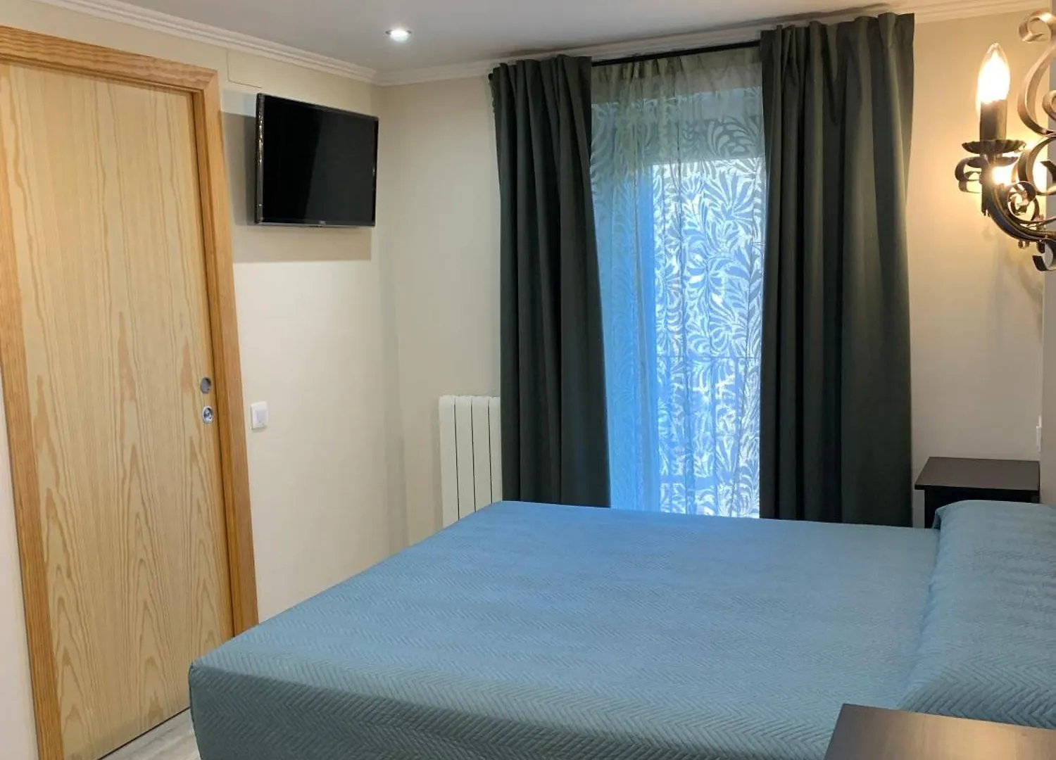 Guest house Hostal Milana Girona Spain
