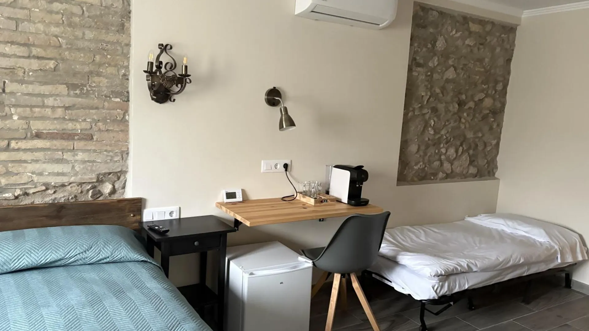 Guest house Hostal Milana Girona Spain
